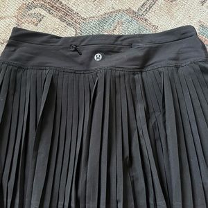 black lululemon pleated skirt size 4